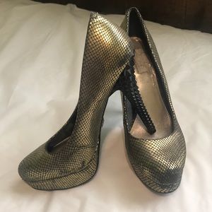 CUTE gold pumps with decorative heel!